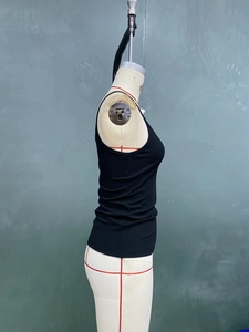 Vue latérale détaillée du débardeur noir à fines côtes sur un mannequin de couture