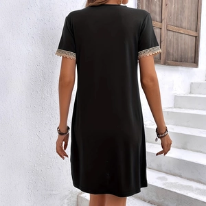 Robe courte noire évasée de style français avec détails en dentelle beige aux manches