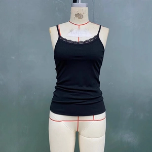 Camisole noire côtelée ajustée avec bordure en dentelle et structure baleinée