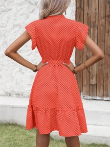 Vue arrière d'une robe trapèze orange à pois avec manches volantées et lien à la taille