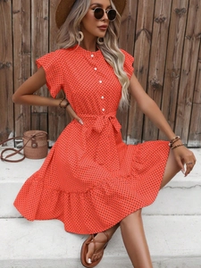 Détail de la robe orange à pois avec manches à volants et ceinture pour l'été