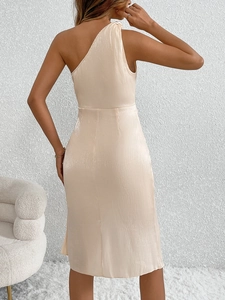 Detail des champagnerfarbenen One-Shoulder-Kleids mit plissiertem Stoff und schmaler Form
