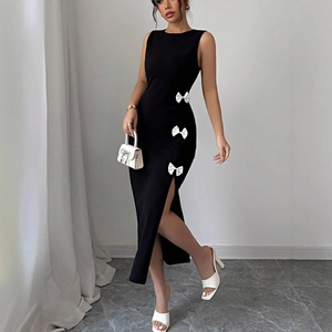 Elegantes schwarzes Slim Fit Midikleid mit weißen Schleifen und Schlitz für den Sommer