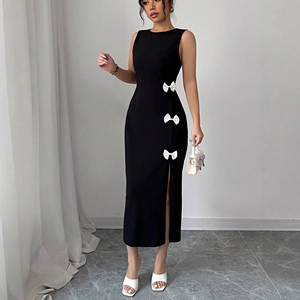Elegantes, eng anliegendes schwarzes ärmelloses Kleid mit weißen Schleifen und Schlitz