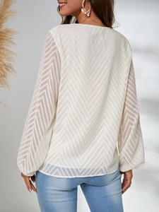 Détail du tissu blanc semi-transparent à texture chevron sur cette chemise décontractée
