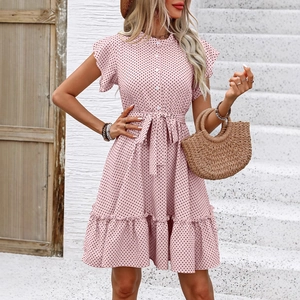 Robe trapèze rose à pois avec manches à volants et ceinture pour l'été élégant