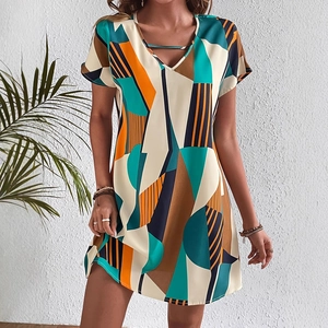 Abito estivo da donna con scollo a V, maniche corte, stampa geometrica astratta e linea ad A