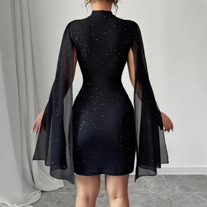 Abito corto nero aderente con strass ed eleganti maniche a mantella in chiffon