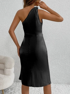 Detail eines schwarzen One-Shoulder-Satin-Kleides mit vertikaler Plissee-Struktur und Rückenausschnitt