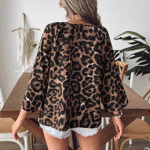 Fashionable leopard print V-neck blouse for women in a relaxed fit casual style