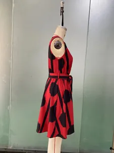 Detailansicht eines ärmellosen Polka-Dot-Kleides mit passendem Stoffgürtel in Rot Schwarz