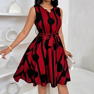 Ärmelloses A-Linien-Kleid in Dunkelrot mit schwarzen Streifen und Bindegürtel
