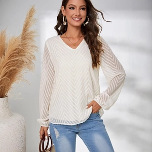 Camicia bianca da donna con scollo a V e motivo jacquard a spina di pesce strutturato