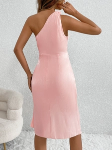 Detail des rosa One-Shoulder-Kleides mit strukturierter Seide und offenem Rückendesign