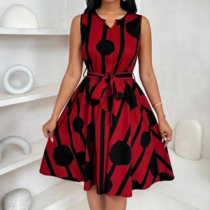 Rotes ärmelloses A-Linien-Kleid im Sommerstil mit schwarzen Streifen und Taillengürtel