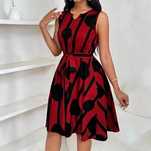 Rotes ärmelloses A-Linien-Kleid mit schwarzen Streifen, Punkten, V-Ausschnitt und Taillenband