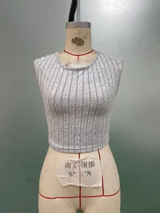 Dettaglio del crop top grigio in maglia a costine che mostra la texture slim su manichino