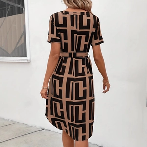 Midi-jurk met korte mouwen, geometrische print, riem en elegante A-lijn silhouet