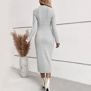 Elegante abito midi in maglia a coste grigio chiaro a maniche lunghe con taglio aderente