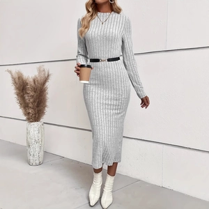 Elegante abito in maglia grigia a maniche lunghe con texture a coste e cintura in vita