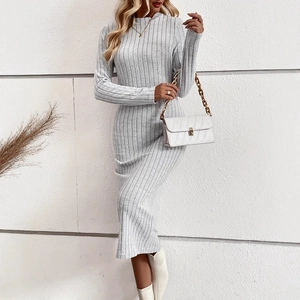 Elegante abito in maglia grigio a maniche lunghe vestibilità slim con trama a coste