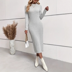 Elegante abito midi grigio chiaro in maglia a coste, vestibilità slim con maniche lunghe e collo alto