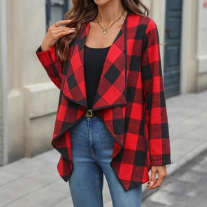 Gilet femme à carreaux rouges et noirs avec grand revers et devant ouvert élégant