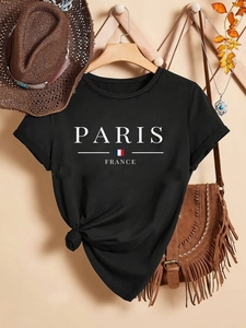 Λεπτομέρεια μαύρου T-shirt με τύπωμα PARIS FRANCE και κόμπο στο κάτω μέρος