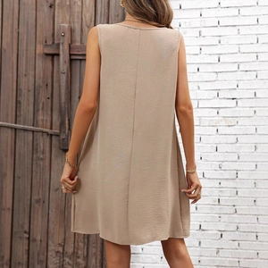 Vista posteriore di un abito a trapezio kaki senza maniche per un look estivo casual