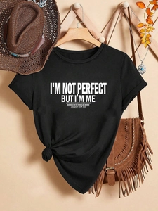 Λεπτομέρεια μαύρου βαμβακερού T-shirt με λευκό ρητό και διακοσμητικό κόμπο στο τελείωμα