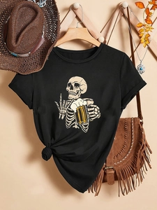 Λεπτομέρεια μαύρου t-shirt με τύπωμα νεκροκεφαλή και μπύρα και μοντέρνο δέσιμο στο στρίφωμα