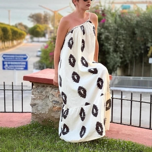 Abito lungo boho bianco monospalla con stampe etniche nere in stile francese chic