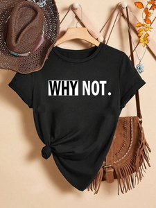 Λεπτομέρεια μαύρου T-shirt με λαιμόκοψη, κείμενο WHY NOT. και κόμπο στο πλάι