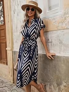 Elegante abito estivo da donna con scollo a V e motivi geometrici chevron bianchi e neri