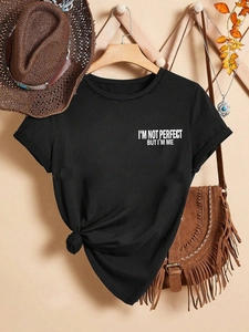 Λεπτομέρεια από μαύρο βαμβακερό T-shirt με σλόγκαν και κομψό κόμπο στο τελείωμα