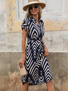 Elegante abito midi blu navy con scollo a V, motivo a strisce geometriche e cintura