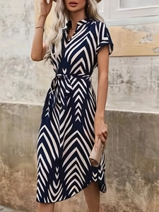 Elegante abito midi con stampa chevron blu e bianca, scollo a V e cintura per donne