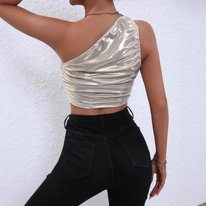 Top corto monospalla oro metallizzato chic con dettagli plissettati e vestibilità slim