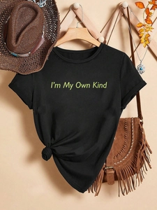Λεπτομέρεια μαύρου T-shirt με τύπωμα I'm My Own Kind και κομψό δέσιμο στο μπροστινό μέρος
