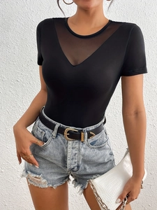 Sexy zwarte dames bodysuit met V-hals, mesh inzetstuk en vlinder kant details