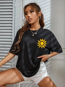 T-shirt casual nera da donna con stampa girasole e pantaloncini di jeans