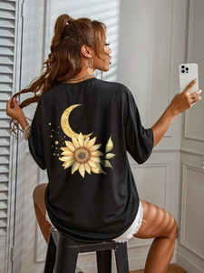 Dettaglio posteriore con stampa di girasole e luna dorata su t-shirt nera a maniche corte