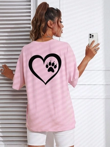 T-shirt rosa ampia da donna con cuore nero e stampa di zampa sul retro del capo