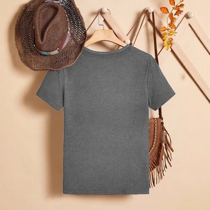 Πίσω όψη από σκούρο γκρι t-shirt με στρογγυλή λαιμόκοψη σε κρεμάστρα με αξεσουάρ στυλ