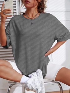 Dettaglio della maglietta girocollo grigio scuro oversize con spalle scese e tessuto a trama