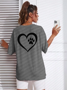 T-shirt donna casual grigia a maniche corte con stampa cuore e zampa sul retro