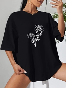 T-shirt oversize nera da donna con stampa minimalista di rose bianche a linea sottile