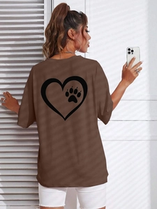 T-shirt marrone oversize a maniche corte con stampa cuore e zampa sul retro