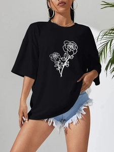 T-shirt nera oversize da donna con stampa rosa minimalista e pantaloncini di jeans