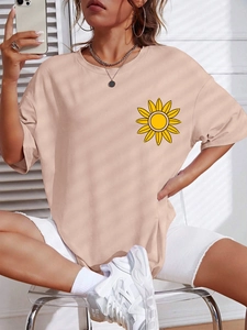 Dettaglio della maglietta oversize a spalla bassa con stampa girasole e girocollo a coste